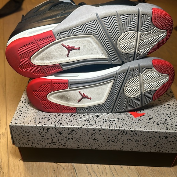 Air Jordan 4 Retro Bred Reimagined-Gradeschool size - Picture 4 of 5